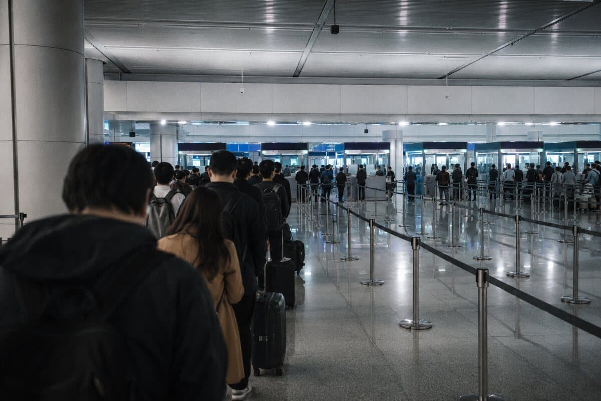 File d'attente devant les comptoirs d'immigration dans un aéroport asiatique