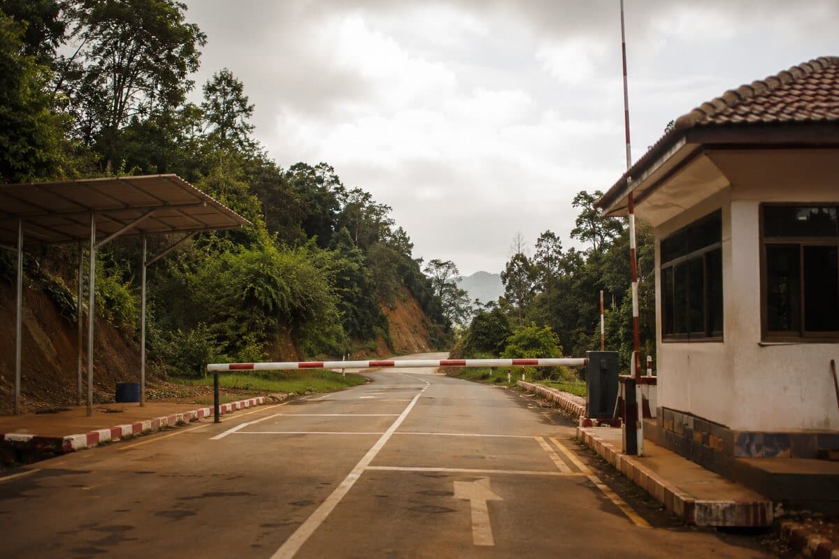 Poste frontière terrestre entre la Thaïlande et le Laos, où le TDAC est également obligatoire